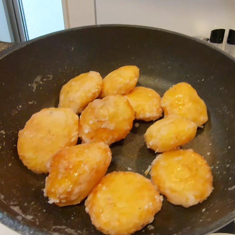 Step 5 Caramelizing the cake Fried cake with mung bean filling