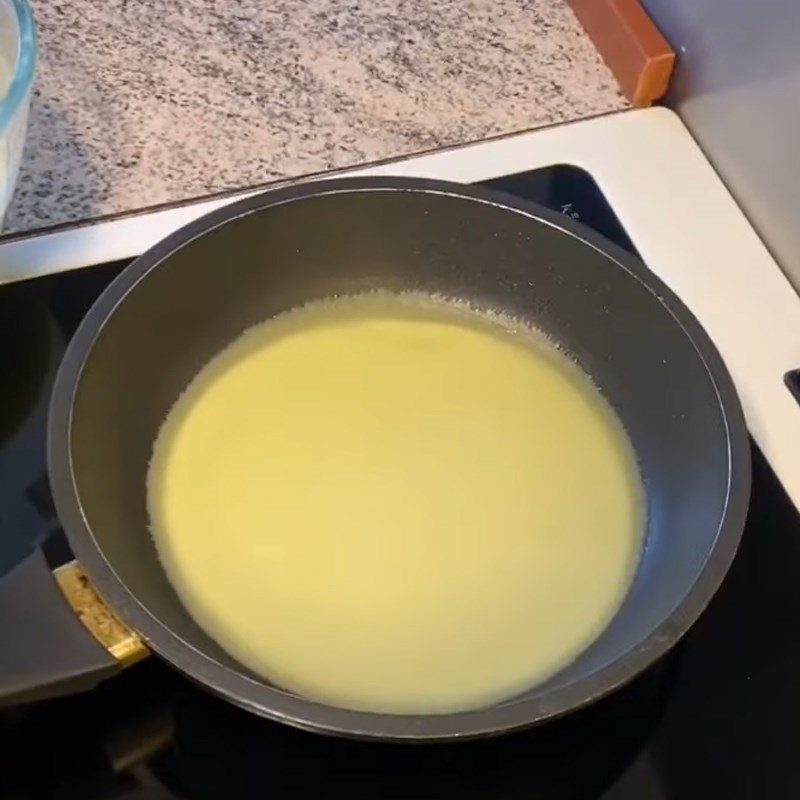 Step 3 Fry the cake Pandan crepe with banana cream filling