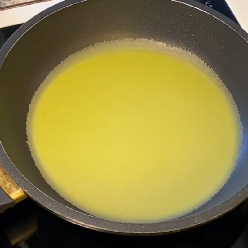 Step 3 Fry the cake Pandan crepe with banana cream filling