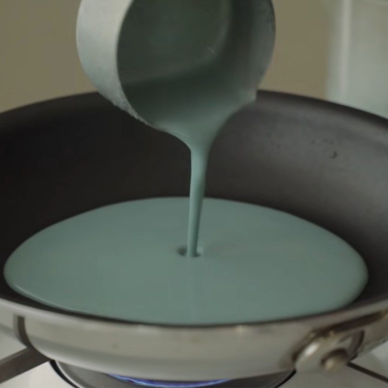 Step 4 Fry and stack the crepe wrappers for blueberry mille-feuille crepe