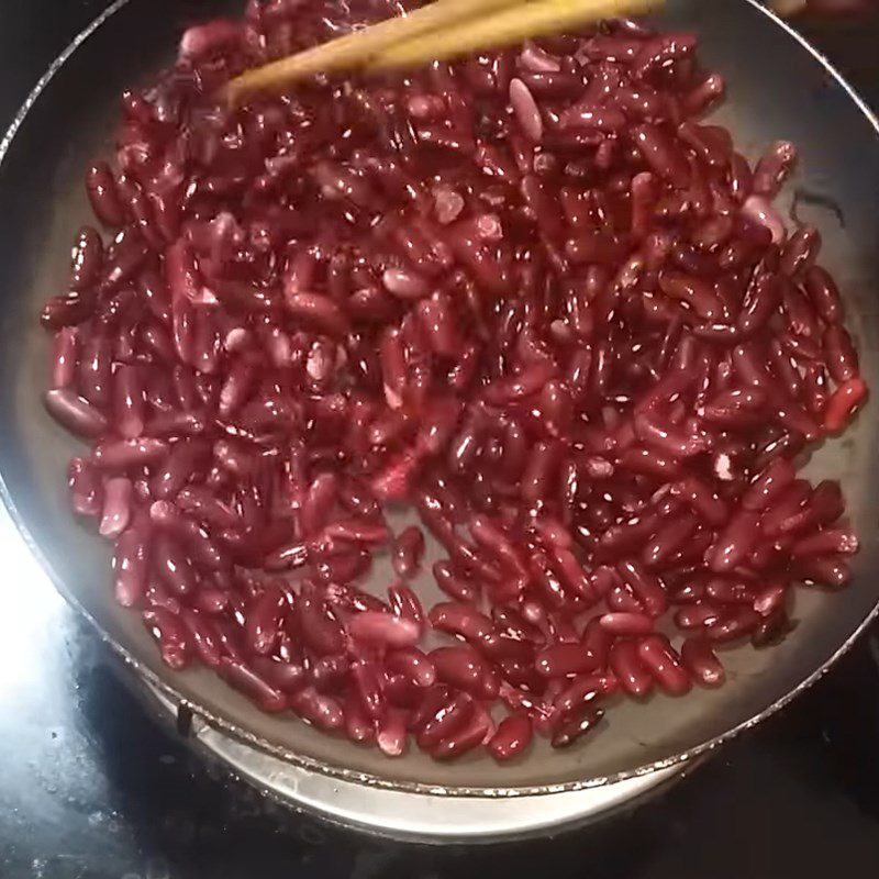 Step 2 Roast red beans Red bean water