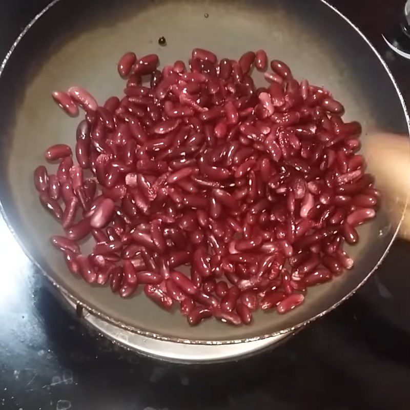 Step 2 Roast red beans Red bean water