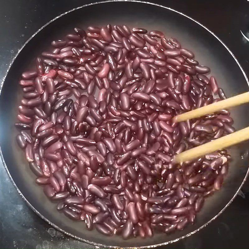 Step 2 Roast red beans Red bean water