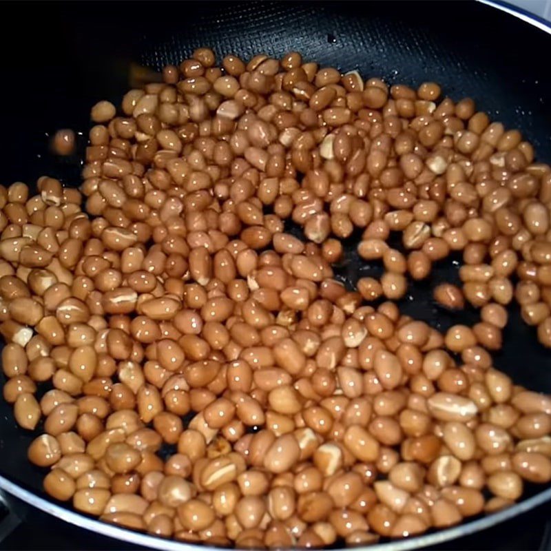 Step 1 Roast peanuts with cooking oil Salted roasted peanuts