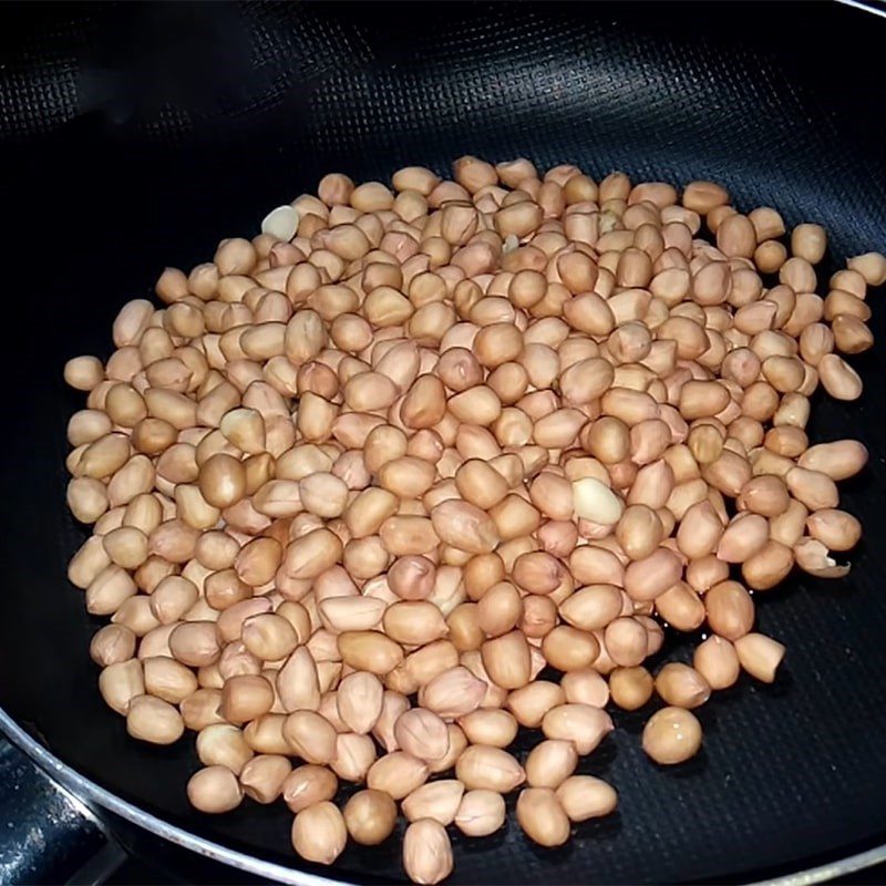 Step 1 Roast peanuts with cooking oil Salted roasted peanuts