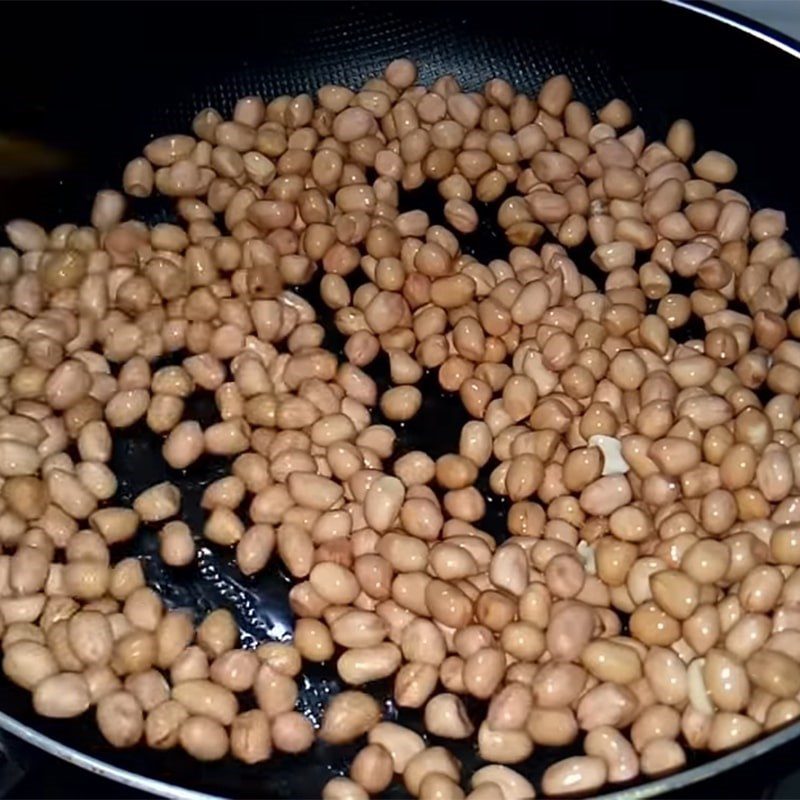 Step 1 Roast peanuts with cooking oil Salted roasted peanuts