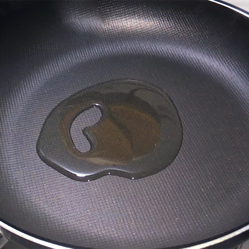 Step 1 Roast peanuts with cooking oil Salted roasted peanuts
