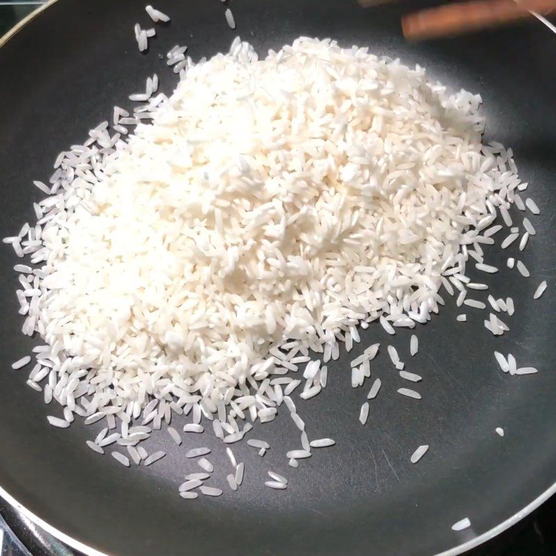 Step 2 Roast rice and cook porridge Frog salad porridge