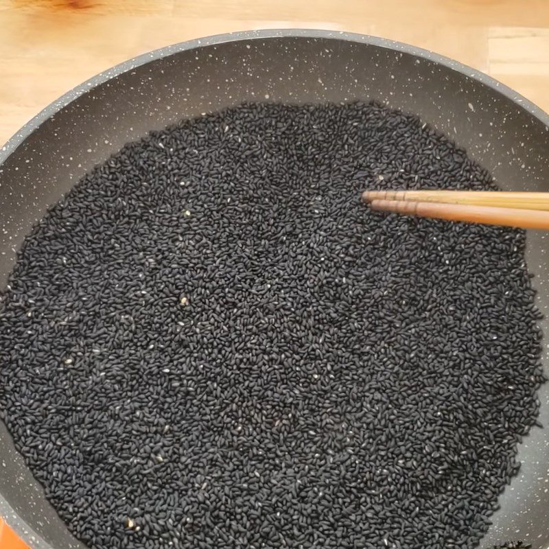 Step 1 Roast sesame Black sesame tea of the Chinese