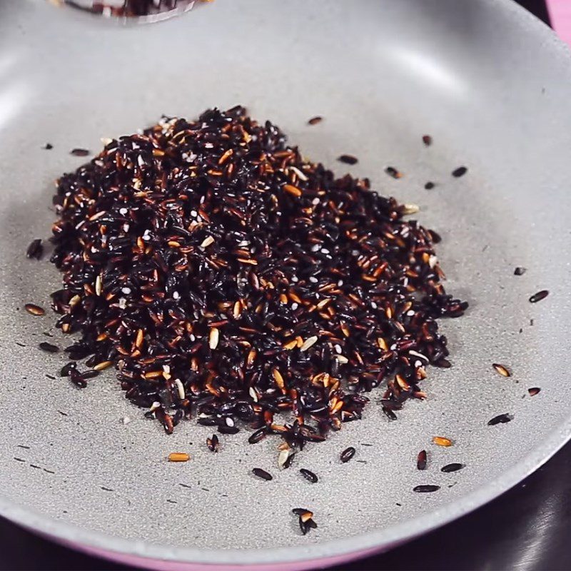 Step 2 Roast black sticky rice Fresh black sticky rice milk