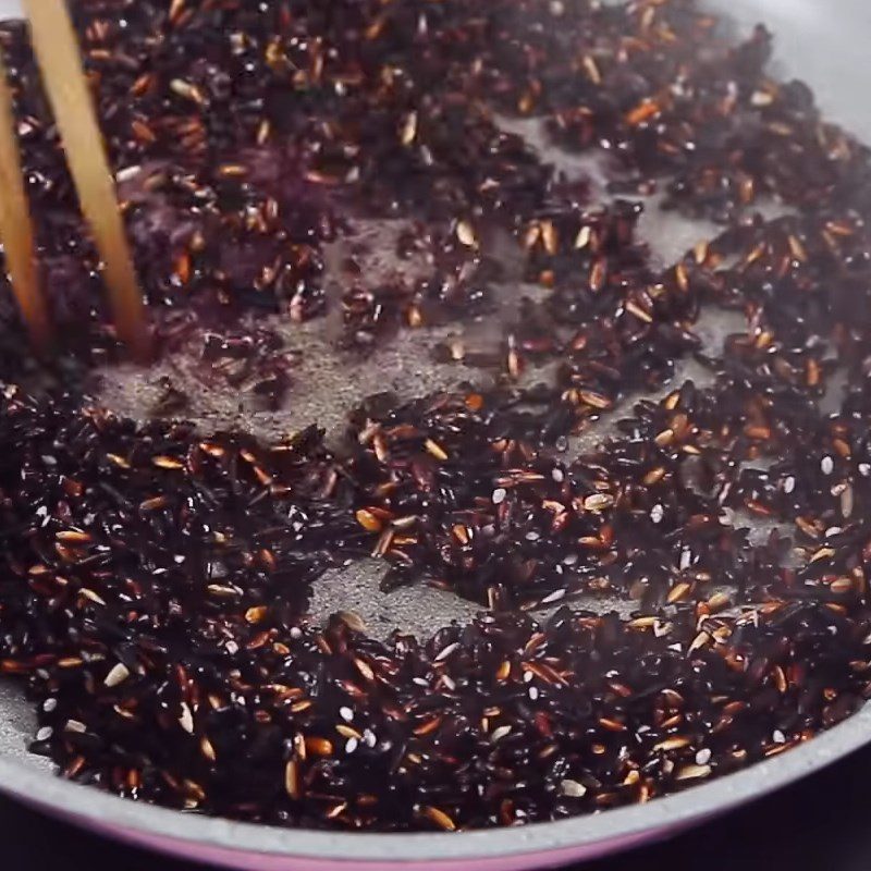 Step 2 Roast black sticky rice Fresh black sticky rice milk