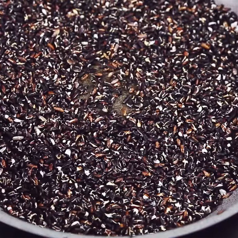 Step 2 Roast black sticky rice Fresh black sticky rice milk