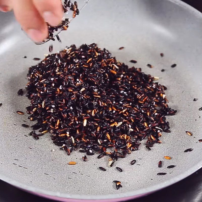 Step 2 Roast black sticky rice Fresh black sticky rice milk