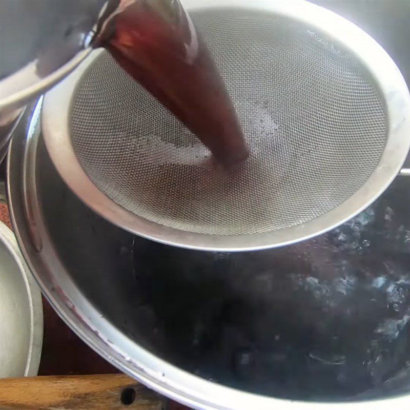 Step 2 Roasting and cooking black sticky rice Sweetened condensed black sticky rice