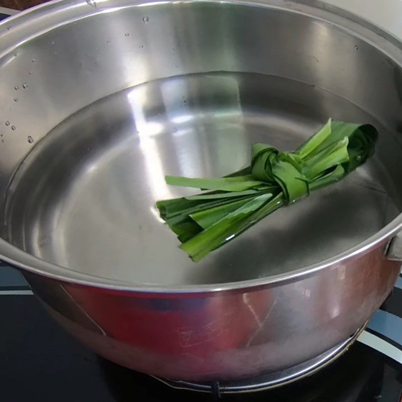 Step 2 Roasting and cooking black sticky rice Sweetened condensed black sticky rice