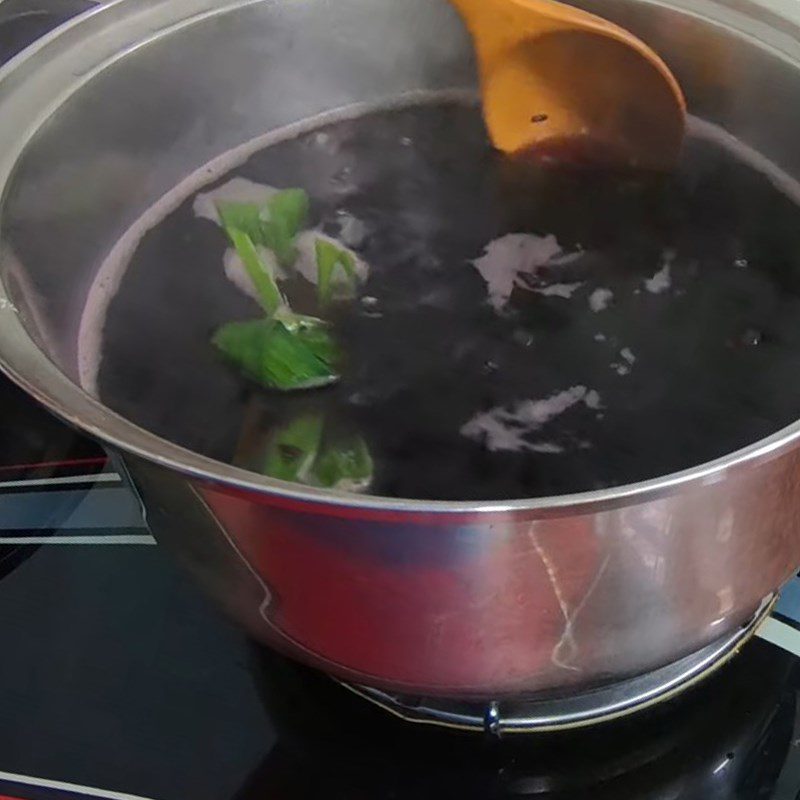 Step 2 Roasting and cooking black sticky rice Sweetened condensed black sticky rice