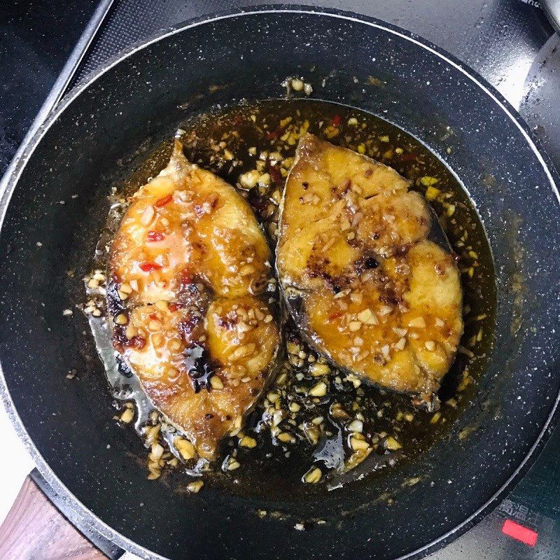 Step 5 Braised mackerel with fish sauce