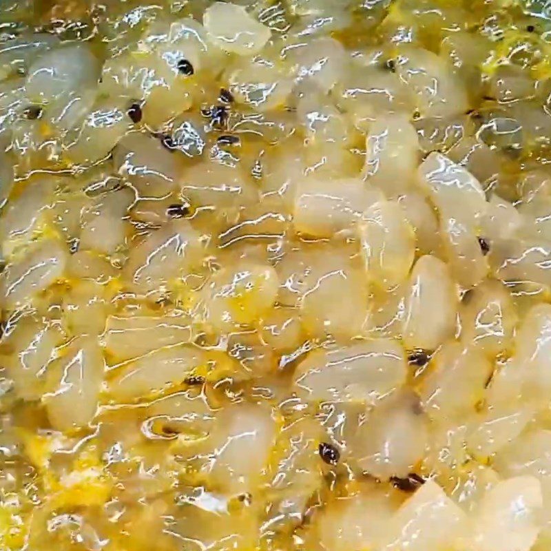 Step 3 Stir-fry dac seeds with passion fruit Yogurt with dac seeds and passion fruit