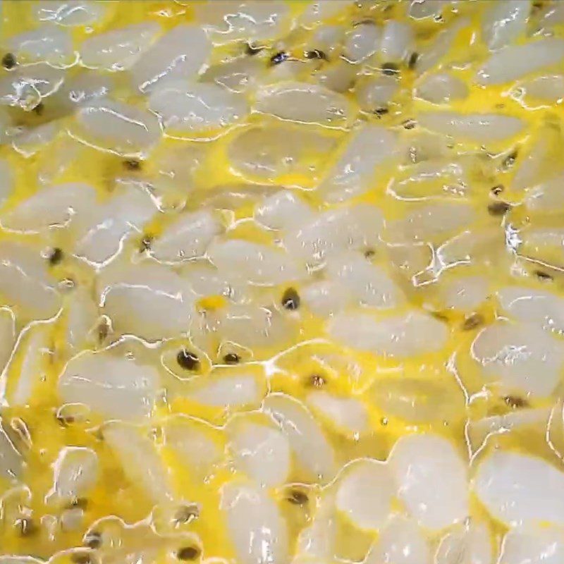 Step 3 Stir-fry dac seeds with passion fruit Yogurt with dac seeds and passion fruit