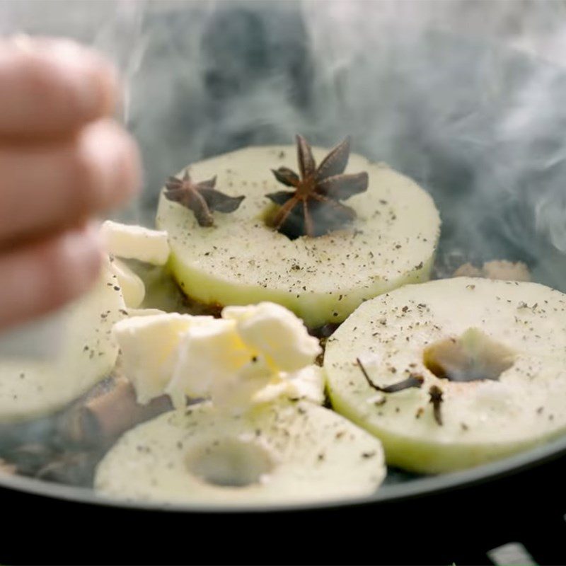 Step 5 Caramelized apple with fried pork chops