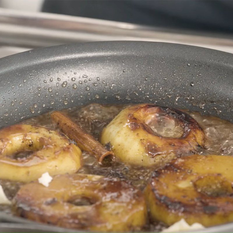 Step 5 Caramelized apple with fried pork chops