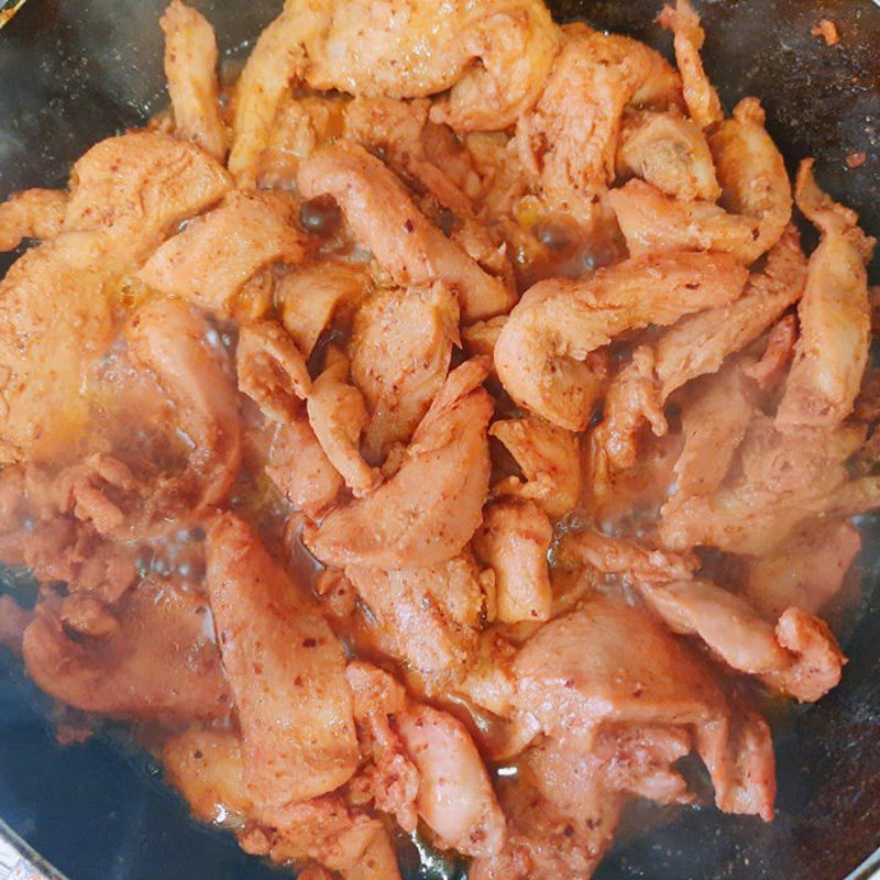 Step 3 Stir-fry and dry chicken Dried chicken pieces (recipe shared by users)
