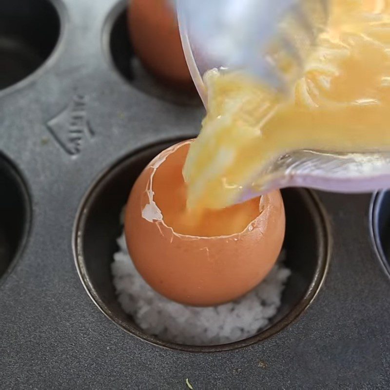 Step 3 Pour the egg into the shell Baked cheese eggs