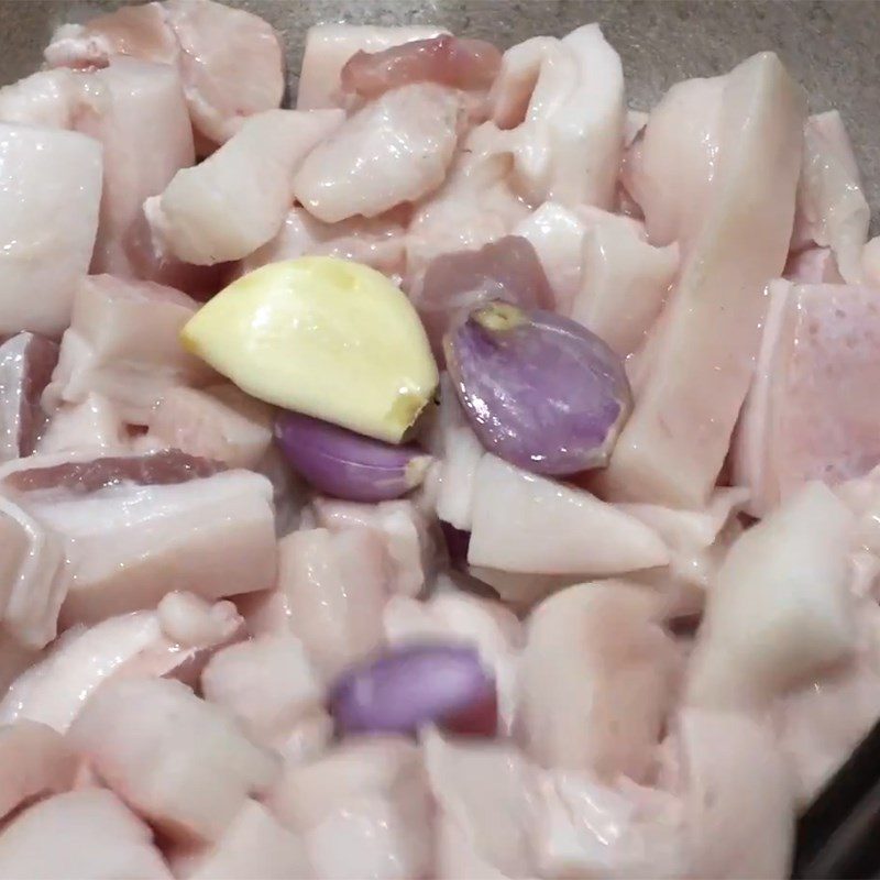 Step 1 Prepare the ingredients for Fried Pork Fat with Quet Sauce