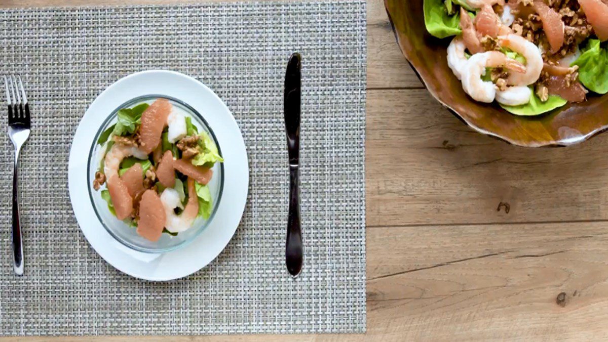 Shrimp and grapefruit salad with walnuts