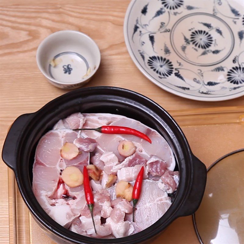Step 4 Arrange the ingredients Basa fish stewed with galangal and pork belly