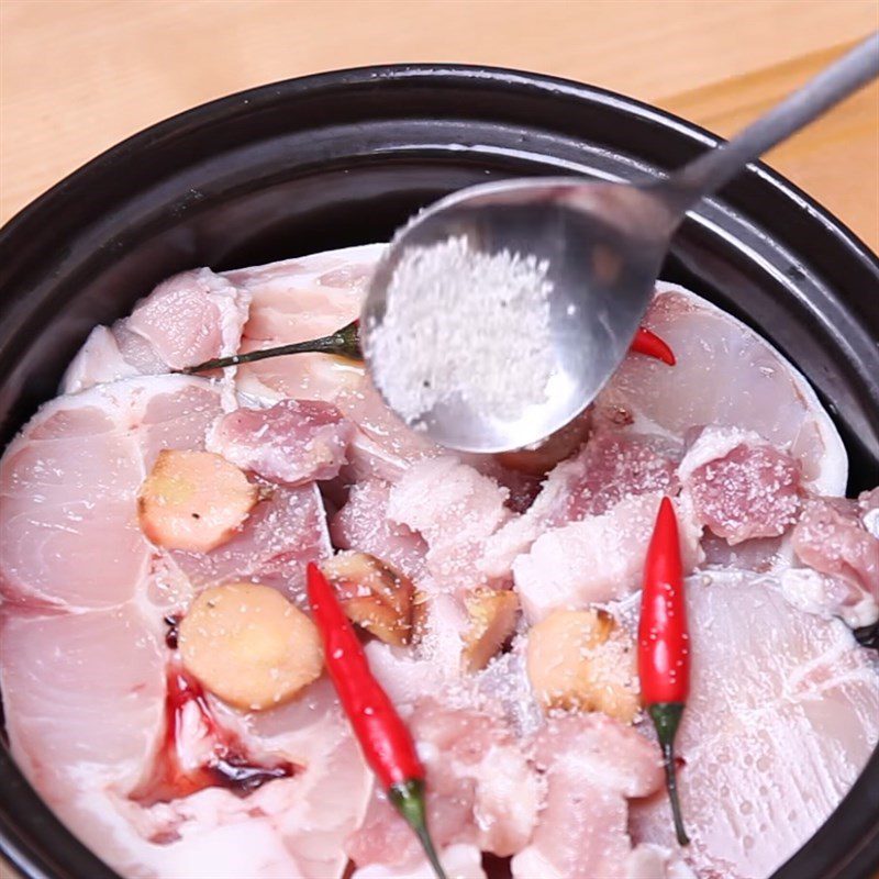 Step 4 Arrange the ingredients Basa fish stewed with galangal and pork belly