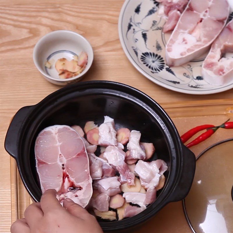Step 4 Arrange the ingredients Basa fish stewed with galangal and pork belly