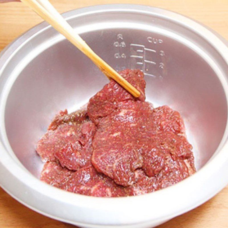 Step 2 Drying beef for the first time using a rice cooker
