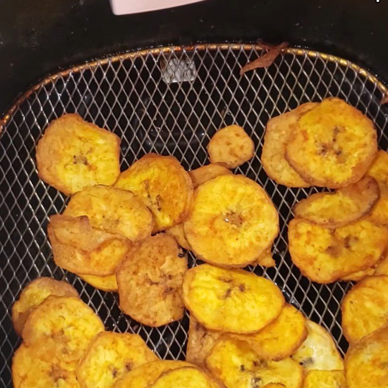 Step 3 Dry the banana using an air fryer Dried banana seasoned with spices