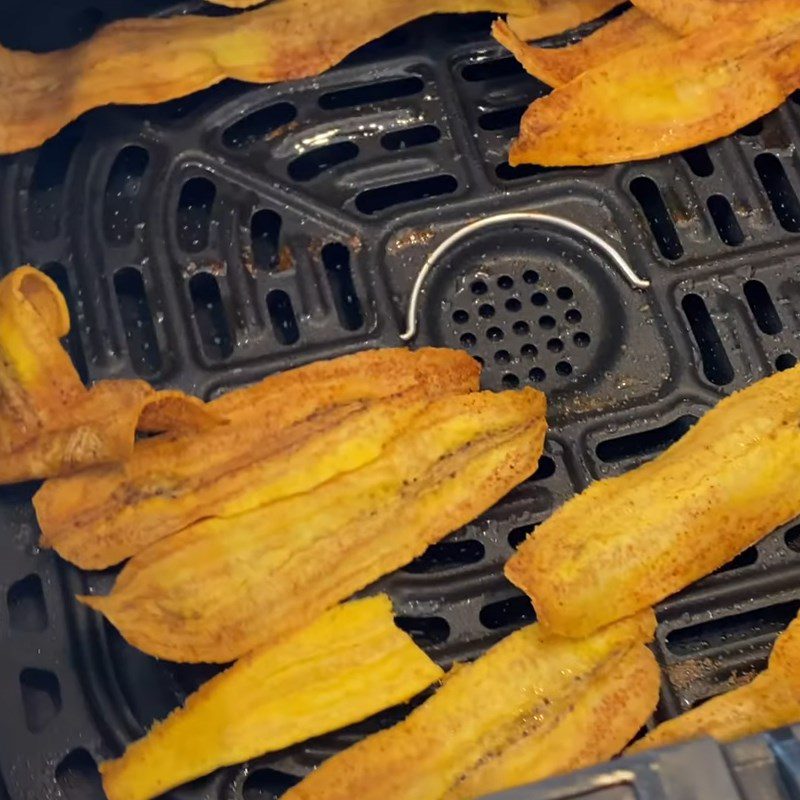 Step 3 Drying bananas with an air fryer Dried bananas coated with garlic powder