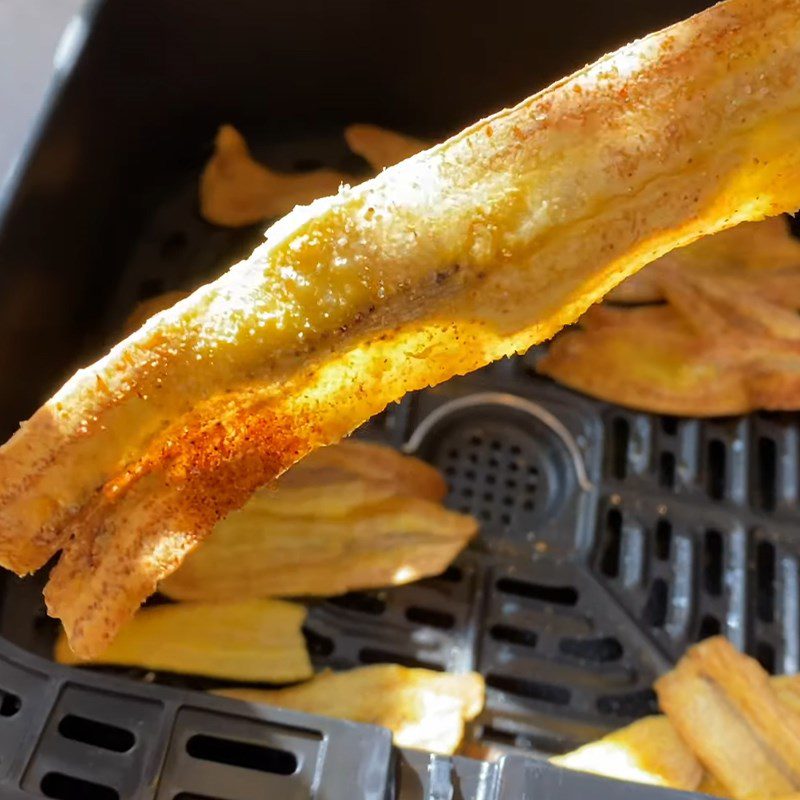 Step 3 Drying bananas with an air fryer Dried bananas coated with garlic powder