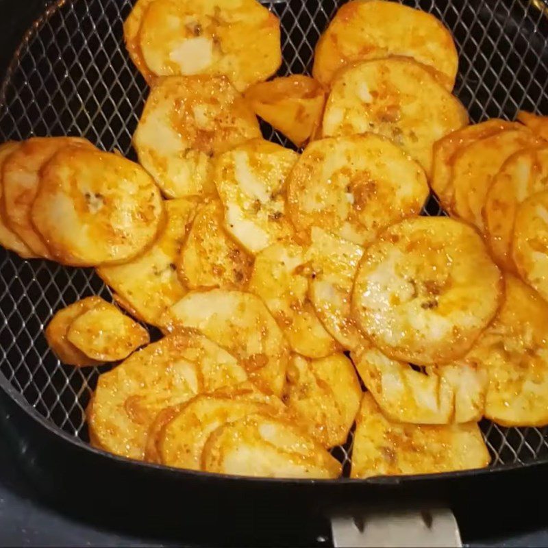 Step 3 Dry the banana using an air fryer Dried banana seasoned with spices
