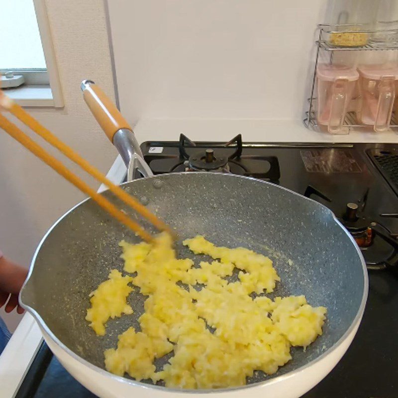 Step 2 Shape mung bean filling Fried cake with mung bean filling