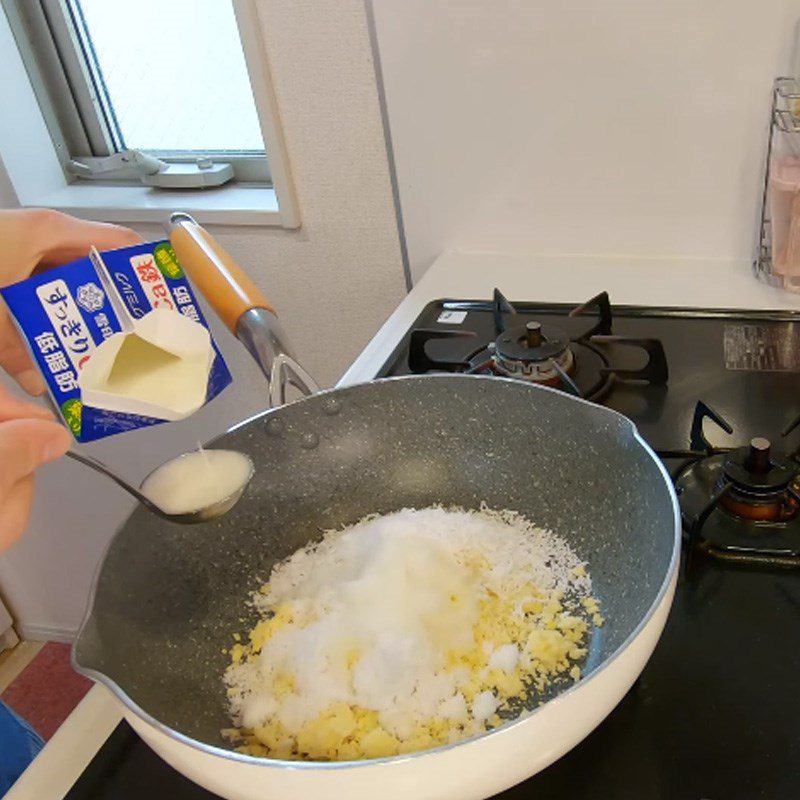 Step 2 Shape mung bean filling Fried cake with mung bean filling