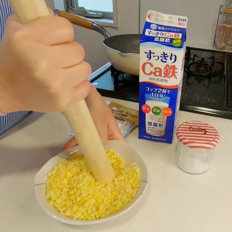Step 2 Shape mung bean filling Fried cake with mung bean filling