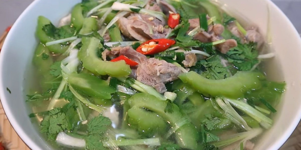 simple way to cook chicken soup with bitter melon for refreshing 07725