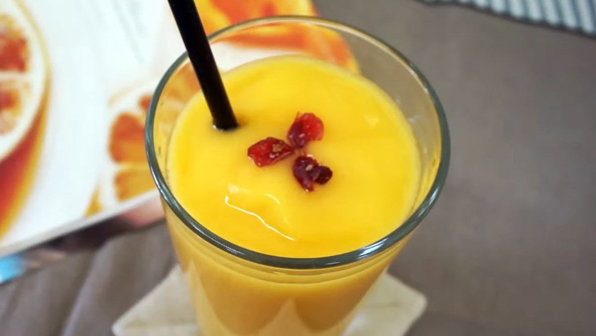 3 Ways to Make Deliciously Refreshing Sweet and Sour Mango Orange Smoothies 2 Mango orange smoothie