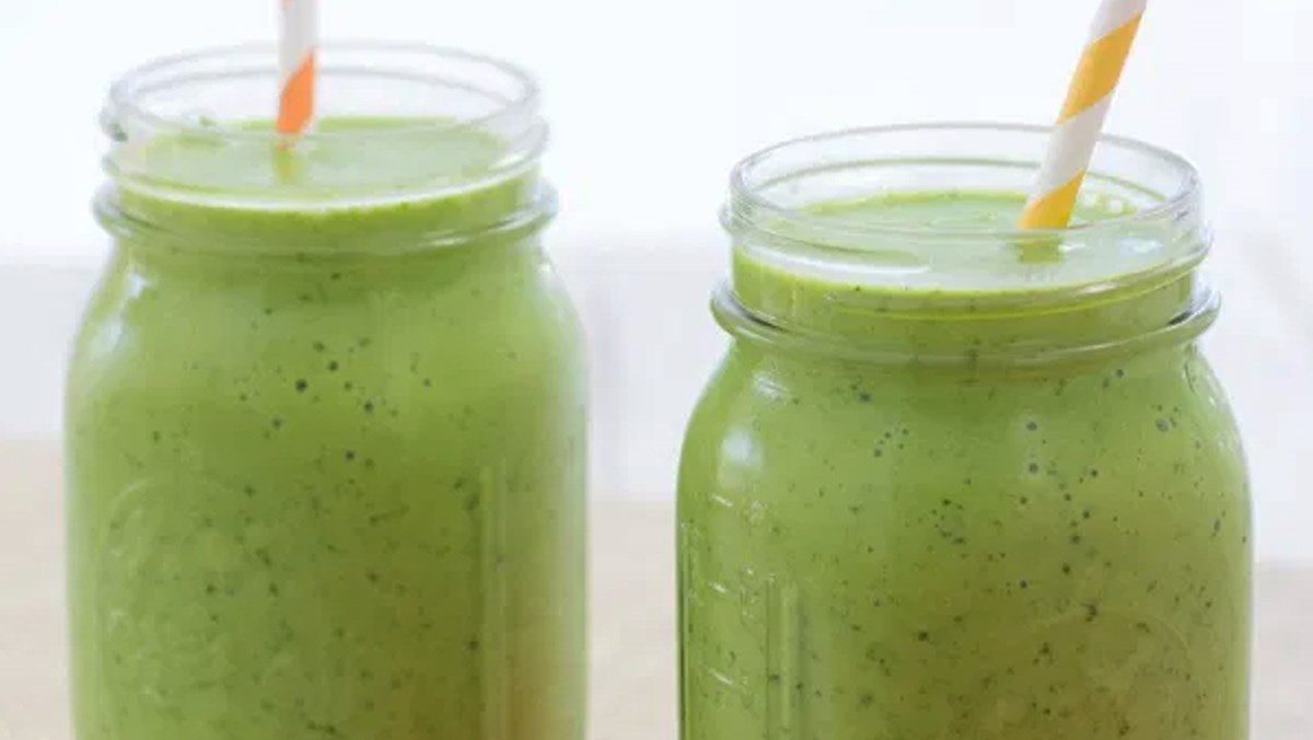 3 Simple Ways to Make Kale Smoothies for Glowing Skin and Weight Loss at Home 10 Peach Kale Smoothie