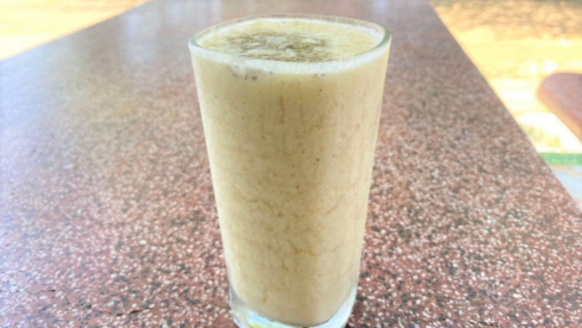 4 Ways to Make Delicious Pineapple Smoothies to Cool Down on Hot Days 12 Pineapple Smoothie with Chia Seeds