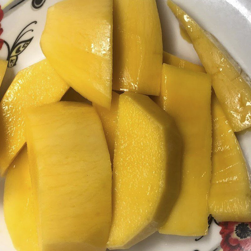 Step 1 Prepare the ingredients for Jackfruit Mango Smoothie