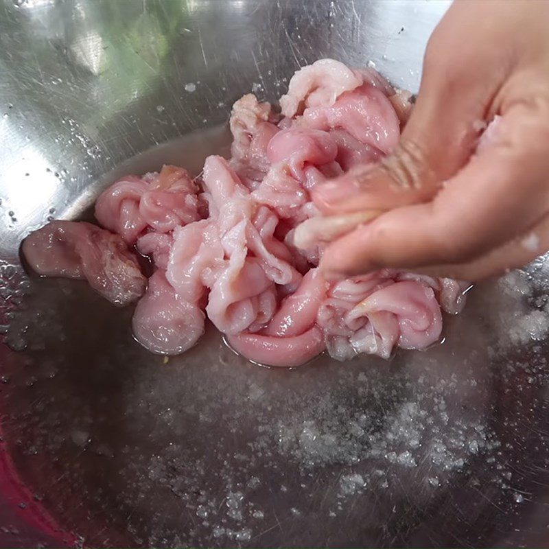 Step 1 Prepare the fish belly Steamed stuffed basa fish belly with green pepper