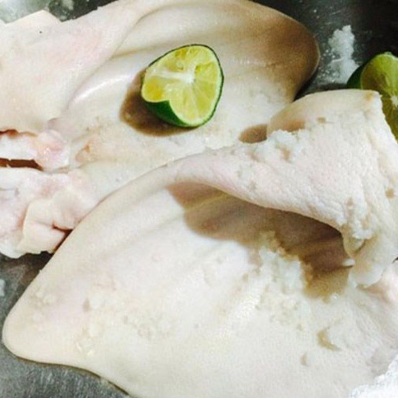 Step 1 Prepare the pig stomach and pig ears for Hu Tieu Ho