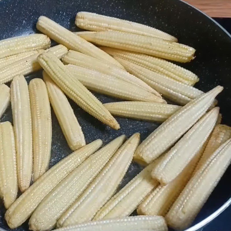 Step 2 Prepare the young corn Young corn braised with pepper
