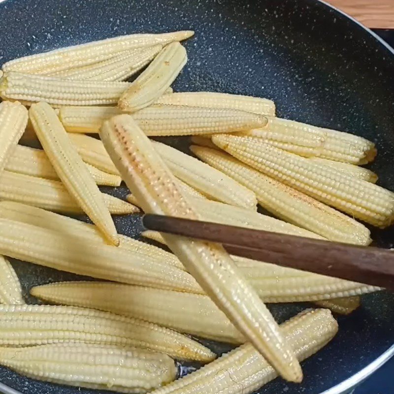 Step 2 Prepare the young corn Young corn braised with pepper