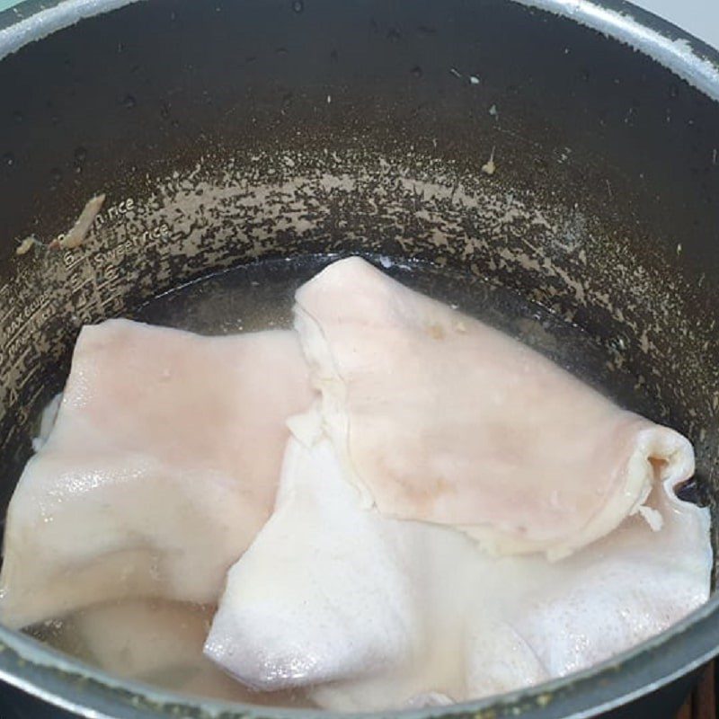 Step 1 Prepare the pig skin Chicken cooked in jelly with wood ear mushrooms and shiitake mushrooms